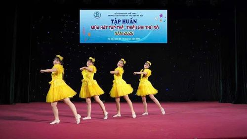 Tiết mục múa hát tập thể được tập huấn. Ảnh: TTVHTV