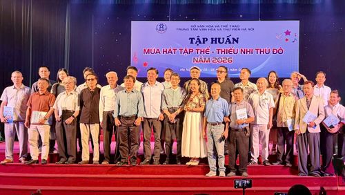 Ban tổ chức, các nhạc sĩ trong hội đồng thẩm định nghệ thuật, các biên đạo múa và đại diện học viên tại lớp tập huấn. Ảnh: Thụy Du