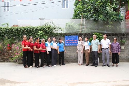 Hội LHPN xã Mỹ Đức ra mắt “Tuyến ngõ xanh – sắc hoa phụ nữ” tại thôn Vài. Ảnh: Biên Phạm