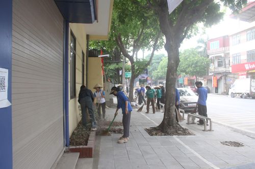 Đông đảo hội viên phụ nữ, đoàn viên và nhân dân vệ sinh môi trường tại tuyến phố Đại Đồng. Ảnh: Biên Phạm