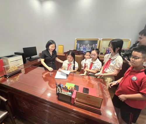 Các em học sinh được tham quan, trải nghiệm phòng làm việc của Phó Bí thư Thường trực Đảng ủy phường – một trải nghiệm thực tế sinh động, giúp các em hiểu hơn về công việc của đội ngũ cán bộ cơ sở.