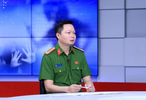 Trung tá Vũ Đình Nhâm trao đổi tại Chương trình. Ảnh: Quang Thái
