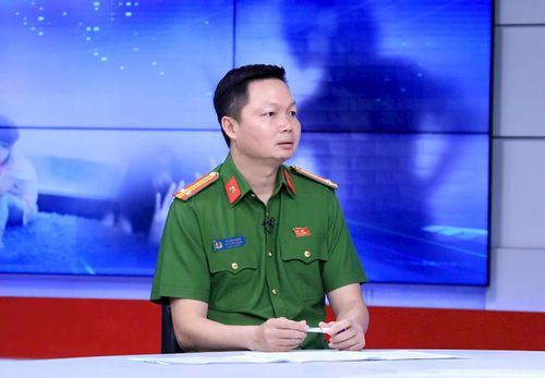 Trung tá Vũ Đình Nhâm, Phó Trưởng phòng Cảnh sát Hình sự (Công an thành phố Hà Nội) trao đổi tại Chương trình. Ảnh: Quang Thái