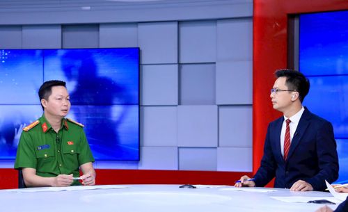 Trung tá Vũ Đình Nhâm trao đổi tại Chương trình. Ảnh: Quang Thái