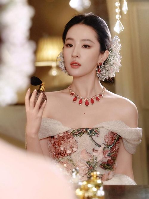 Sinh năm 1987, Lưu Diệc Phi từ lâu được công chúng ưu ái gọi là "Thần tiên tỷ tỷ"