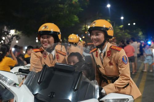 Những "bóng hồng" CSGT lưu lại cùng nhau khoảnh khắc đáng nhớ với người dân.