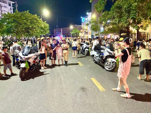 Đoàn diễu hành qua nhiều tuyến đường như Kim Long, Bùi Thị Xuân, Lê Lợi, cầu Nguyễn Hoàng, cầu Dã Viên...
