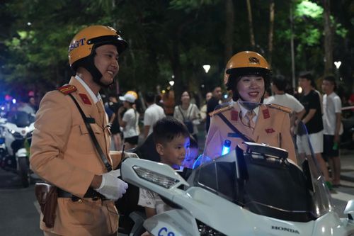 Nhiều em nhỏ được ngồi thử trên chiếc siêu mô tô đặc chủng, ghi lại kỷ niệm.