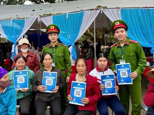 Cán bộ công an đưa Trợ lý ảo “Trung úy Sơn Động AI” đến với người dân. Ảnh: La Mạnh.