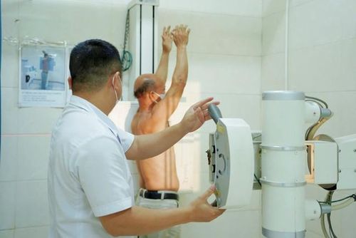 Người dân được chụp X-quang ngực nhằm phát hiện sớm bệnh lao và các bệnh lý hô hấp.