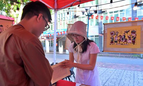 Bạn trẻ trải nghiệm làm tranh Đông Hồ tại chương trình Trạm Kinh Bắc.