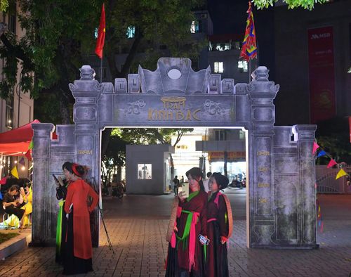 Những ký ức về làng quê Bắc Bộ, cổng làng và nếp sống truyền thống được tái hiện sinh động qua từng không gian trải nghiệm.