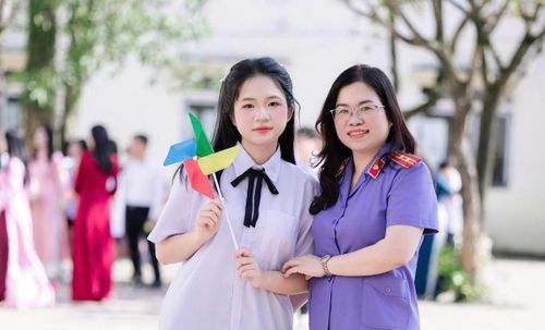 Gia đình luôn là điểm tựa tinh thần để Thùy Phương tự tin theo đuổi mục tiêu của mình. (Trong ảnh: Nữ sinh Thùy Phương và mẹ).