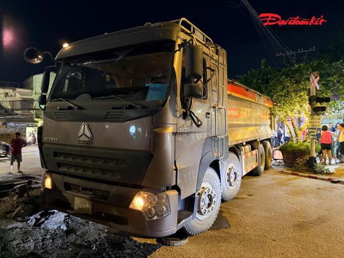 Theo thông tin ban đầu, thời điểm trên, ô tô tải đang lưu thông từ Quốc lộ 1A, vượt qua đường sắt để đi vào tuyến đường liên xã Nhị Khê thì bất ngờ xảy ra va chạm với đoàn tàu SE19 đang chạy theo hướng Bắc - Nam.