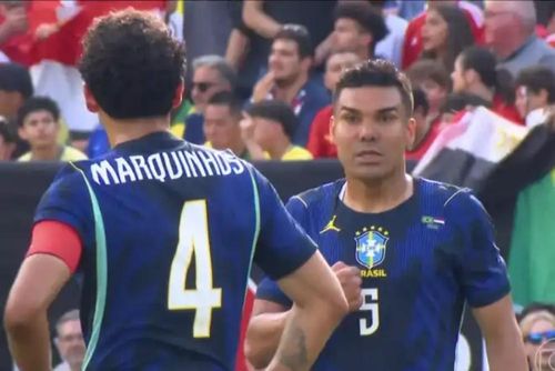 Casemiro trao đổi với Marquinhos ngay sau bàn thua của Brazil.