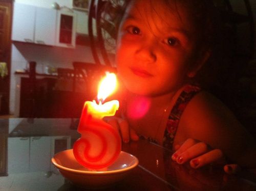 Cùng ngày, Thanh Giang chia sẻ loạt hình hồi nhỏ, đồng thời chia sẻ cảm nghĩ khi bước sang tuổi 19. “Hôm nay tôi tròn 19 tuổi. Từ khi tôi còn nhỏ, mỗi sáng sinh nhật, bố mẹ đều làm tôi bất ngờ với bóng bay và bánh kem. Ngay cả bây giờ, khi tôi đã trưởng thành, truyền thống này vẫn tiếp tục. Đối với một số người, đó chỉ là bóng bay và bánh kem, nhưng đối với tôi, chúng là lời nhắc nhở về tình yêu thương mà tôi được nhận trong suốt cuộc đời”, cô gái trẻ viết.