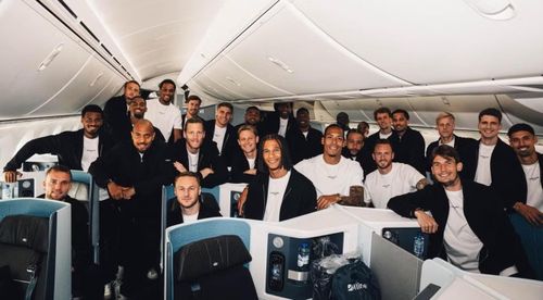 Đội tuyển quốc gia Hà Lan trên máy bay đến Mỹ trước thềm World Cup. Ảnh: Ons Oranje.