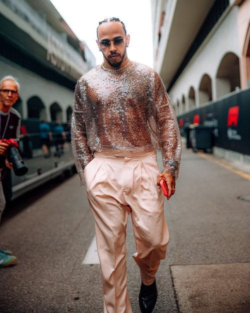 Lewis Hamilton xuất hiện tại Monaco trong chiếc áo xuyên thấu đính sequin vào ngày 5/6. Ảnh: @f1/IG.