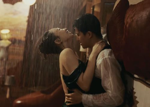  Những chi tiết này cũng được Tóc Tiên đưa vào mẫu váy diện trong MV. Chi tiết khoét sâu phía sau giúp nữ ca sĩ phô diễn đường cong thể lý tưởng, hõm lưng quyến rũ và hình xăm nhỏ trên lưng. Tấm lưng ong của Tóc Tiên chính là điểm nhấn trong các cảnh quay lãng mạn, tình tứ. 