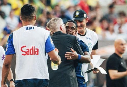  Khoảnh khắc gây chú ý của HLV Ancelotti và Endrick. 