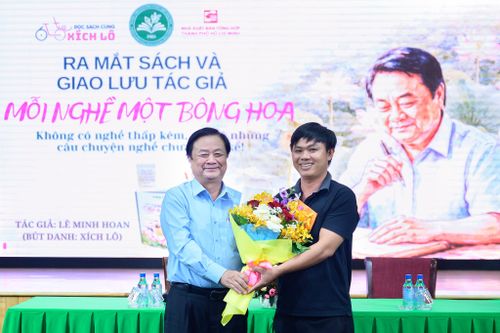 Một trong những câu chuyện gây ấn tượng với khán giả là sự xuất hiện của anh Hùng, một tài xế 33 tuổi đã có 10 năm gắn bó với tay lái. Anh không giấu được sự ngạc nhiên và hạnh phúc khi thấy công việc thầm lặng của mình được tác giả trân trọng đưa vào trang sách, coi đó là nguồn động viên lớn lao để tiếp tục làm nghề một cách tử tế.