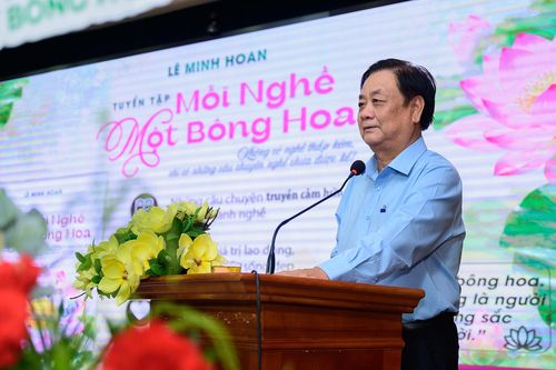 Tác giả Lê Minh Hoan - nguyên Ủy viên Ban chấp hành Trung ương Đảng, nguyên Phó chủ tịch Quốc hội, nguyên Bộ trưởng Nông nghiệp và Phát triển nông thôn (cũ) - kể về một lần muốn "rớt nước mắt" khi dự lễ tốt nghiệp của cháu nội. "Tôi nghe các cháu cảm ơn thầy cô rồi đến cô y tá, chú bảo vệ mà muốn rớt nước mắt. Mừng cho một thế hệ mới đang hình thành với tư duy biết ơn và biết tôn trọng mọi nghề nghiệp, dù là những công việc lặng thầm nhất", ông nói.