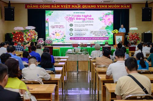 Sáng 7/6, tại trường Chính sách công và Phát triển nông thôn, buổi ra mắt tuyển tập Mỗi nghề một bông hoa của tác giả Xích Lô (bút danh của ông Lê Minh Hoan) diễn ra trong không khí ấm cúng với chủ đề "Không có nghề thấp kém, chỉ có những câu chuyện nghề chưa được kể"