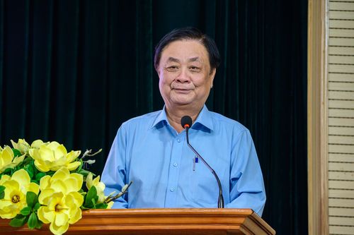 Ông cũng kể lại câu chuyện về biểu tượng Ô-sin(tên của một bộ phim Nhật Bản nổi tiếng và nay được người Việt dùng để chỉ nghề giúp việc), tác giả trăn trở về cách xã hội đôi khi vẫn còn nhìn nhận sai lệch về những nghề nghiệp "hạ bạc". Ông khẳng định mong muốn "gieo chữ" để xóa bỏ những định kiến, giúp mọi người nương tựa và sẻ chia trong sự phát triển chung của đất nước.