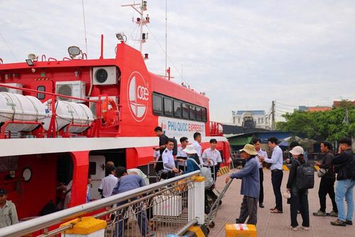 Ban Quản lí cảng tỉnh Quảng Ngãi phối hợp các đơn vị vận tải bảo đảm phục vụ hành khách trong mùa cao điểm du lịch