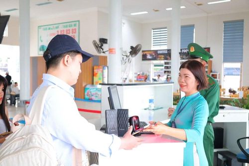 Việc áp dụng mã QR giúp rút ngắn thời gian làm thủ tục cho hành khách ra đảo Lý Sơn