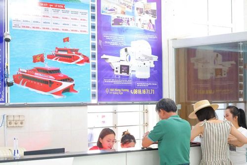 Du khách làm thủ tục tại cảng Sa Kỳ để lên tàu ra đặc khu Lý Sơn trong mùa du lịch hè 2026