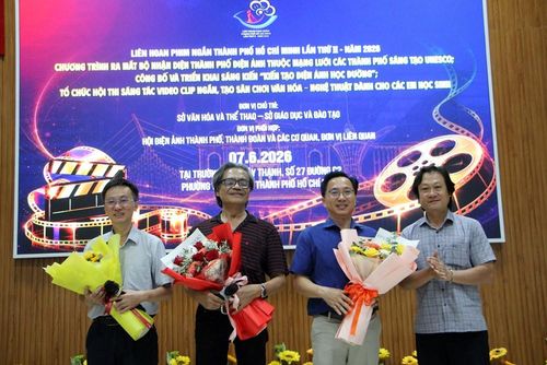 Ông Trang Thanh Phương, Phó Trưởng phòng Nghệ thuật, Sở Văn hóa và Thể thao TP.HCM - đại diện Ban tổ chức tặng hoa đến đại diện cơ sở đăng cai, chuyên gia văn hóa, điện ảnh tham gia giao lưu