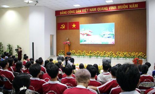 Học sinh xem phim