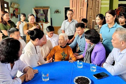 Dịp này, đoàn công tác đã dâng hương tại Khu di tích An ninh khu V và thăm, tặng quà Mẹ Việt Nam anh hùng Nguyễn Thị Nghĩa tại xã Trà My