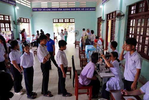 Khám sức khỏe, tư vấn, cấp phát thuốc miễn phí cho trẻ em, người dân