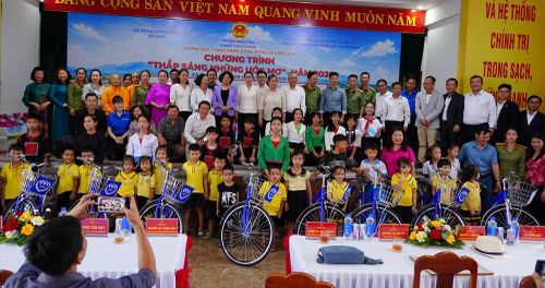 Trao tặng những suất học bổng, phần quà, xe đạp... hỗ trợ các học sinh khó khăn