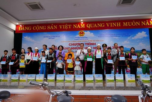 Trao tặng hơn 200 suất học bổng cho các học sinh khó khăn ở địa bàn xã Trà My