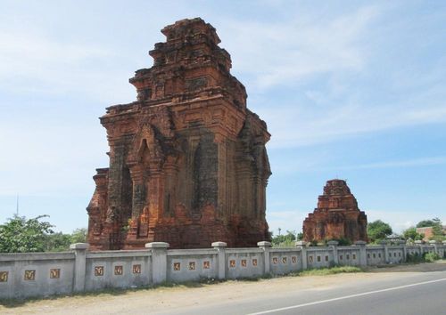 Tháp Hòa Lai nằm ngay bên Quốc lộ 1A. Ảnh: Nguyễn Thành – TTXVN