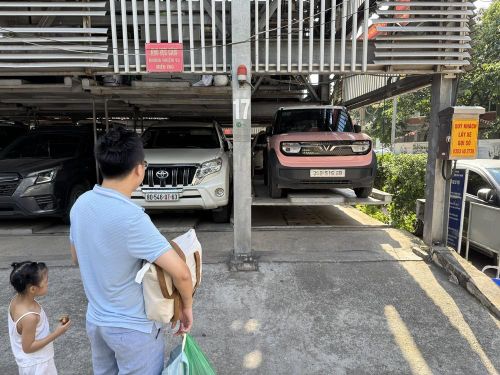 Người dân đến lấy xe tại Bãi đỗ xe thông minh tự động trên phố Nguyễn Công Hoan (Hà Nội). Ảnh: Quốc Lũy - TTXVN