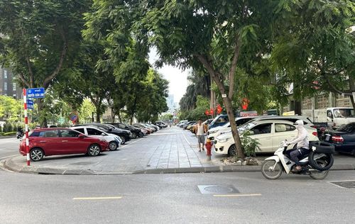 Điểm trông giữ xe trên vỉa hè phố Lê Văn Lương (Hà Nội). Ảnh: Quốc Lũy - TTXVN