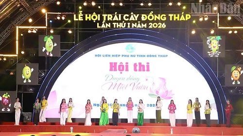 Thí sinh tham gia phần thi “Sắc màu bà ba” tại vòng chung kết.