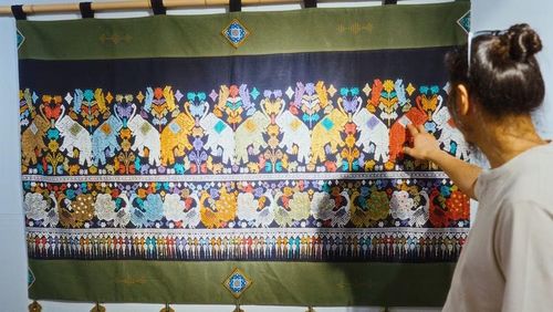 Các tác phẩm của họa sĩ Thái Tĩnh được thực hiện kết hợp với sản phẩm dệt tay của đồng bào các dân tộc.
