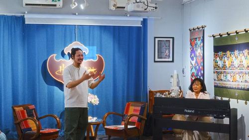 Họa sĩ Thái Tĩnh và nhà thơ Đinh Hoàng Anh tại buổi ra mắt không gian văn hóa Hiên Việt.