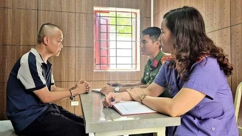 Đối tượng cầm đầu băng nhóm lừa đảo xuyên quốc gia Nguyễn Đăng Dũng bị bắt giữ. (Ảnh: Công an Nghệ An)