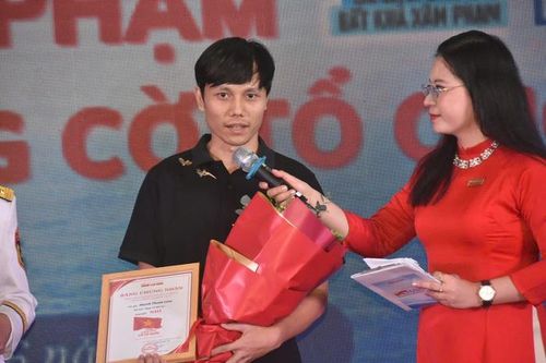 Đại tá, PGS-TS Đặng Thanh Bình và (ảnh trái) và tác giả Huỳnh Thanh Liêm chia sẻ tại lễ trao giải. Ảnh: TẤN THẠNH