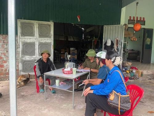 Các thành viên trong Ban Công tác Mặt trận thôn Trường Tùng đi vận động nhân dân chống bão