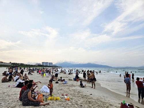 Du lịch biển kỳ vọng thu hút đông du khách trong mùa hè năm nay. Ảnh: LAM GIANG