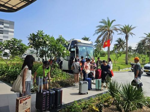 Khách du lịch trải nghiệm kỳ nghỉ hè ở Cam Ranh (Khánh Hòa) Ảnh: LAM GIANG