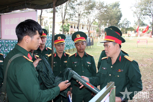 Lãnh đạo Bộ CHQS tỉnh Đắk Lắk kiểm tra sáng kiến, cải tiến kỹ thuật được ứng dụng tại các cơ quan, đơn vị.