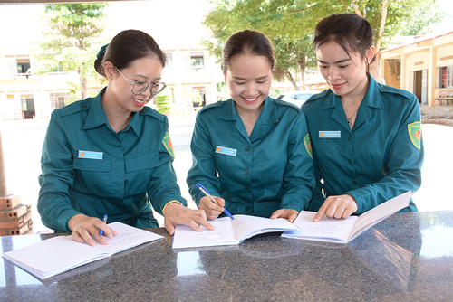  Nữ dân quân thường trực xã Đắk Sắk tích cực thảo luận trong giờ tự học.